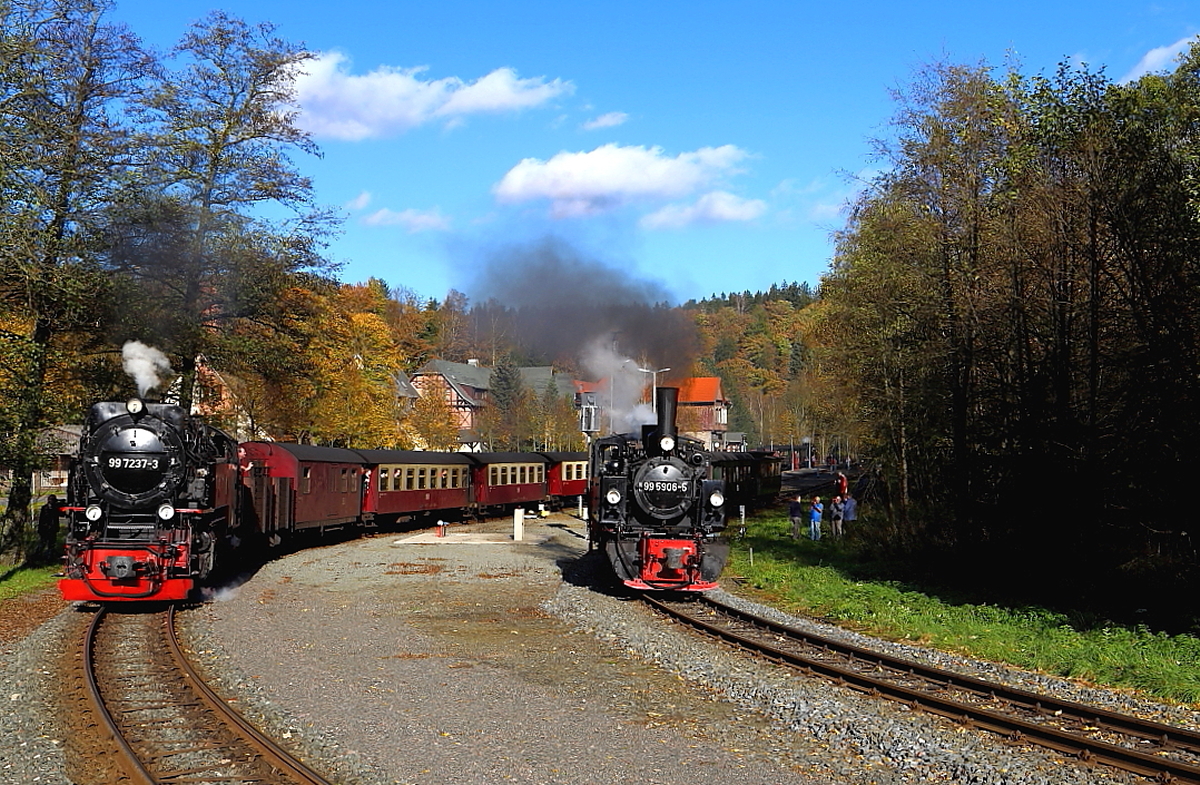 Doppelausfahrt von 99 7237 mit Planzug P8965 (Gernrode-Hasselfelde) und 99 5906 mit IG HSB-Sonder-PmG am Nachmittag des 19.10.2014 aus dem Bahnhof Alexisbad. (Bild 3)