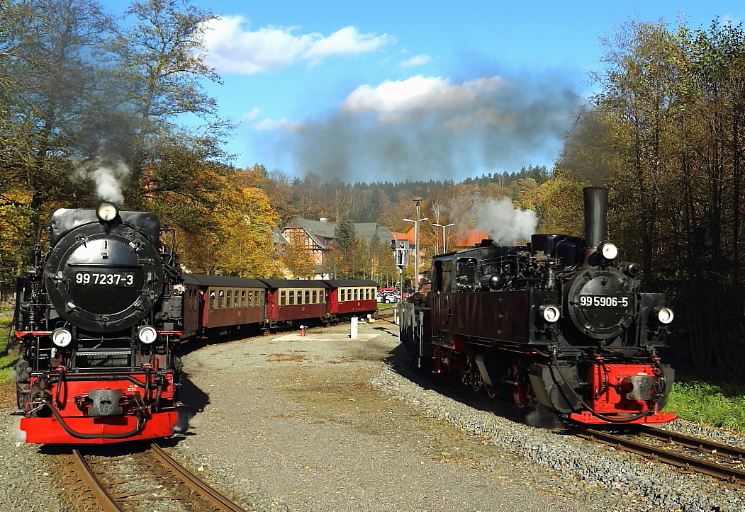 Doppelausfahrt von 99 7237 mit Planzug P8965 (Gernrode-Hasselfelde) und 99 5906 mit IG HSB-Sonder-PmG am Nachmittag des 19.10.2014 aus dem Bahnhof Alexisbad. (Bild 4)