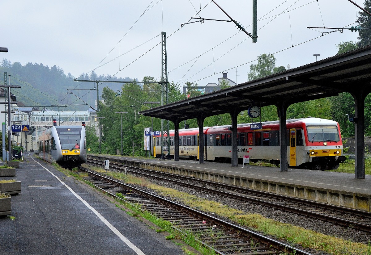 Doppeleinfahrt in Betzdorf, links kommt ein Triebwagen der Hellertalbahn und links fährt der Triebwagen der Daadetalbahn ein. 25.5.2015