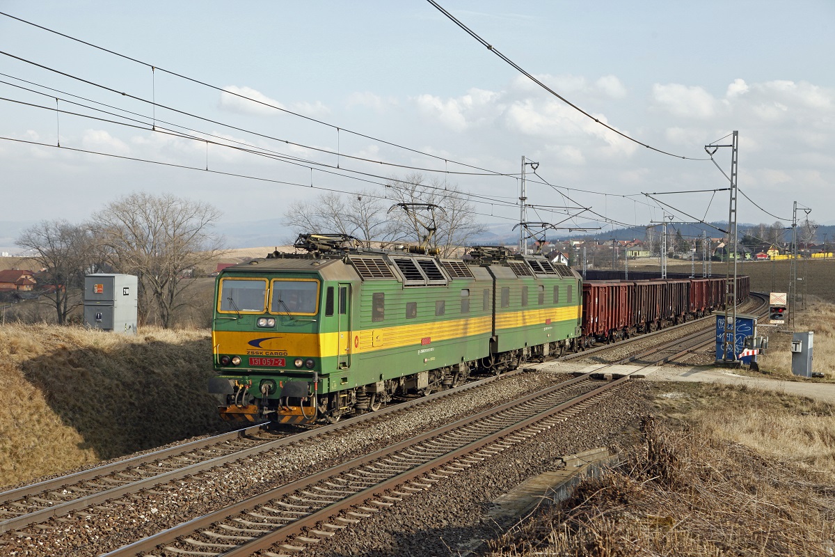 Doppellok 131 057 - 131 058 zieht am 23.03.2017 einen Güterzug bei Letanovce Richtung Westen.