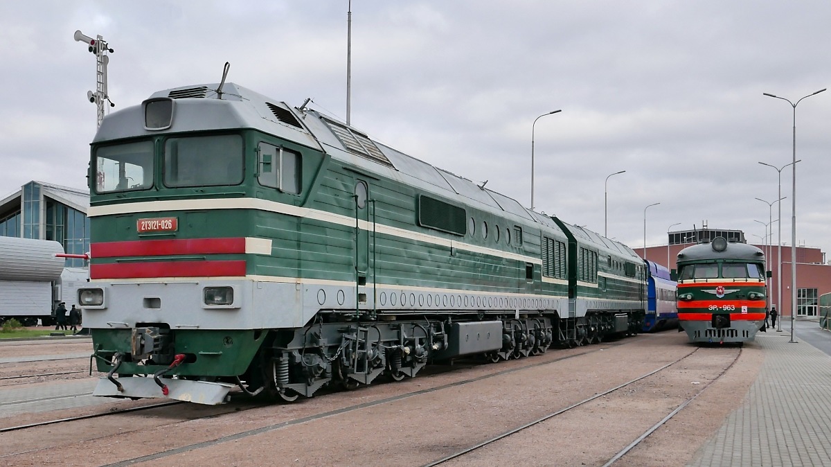 Doppellok 2ТЭ121-026 auf dem Freigelände des Russischen Eisenbahnmuseums in St. Petersburg, 4.11.2017