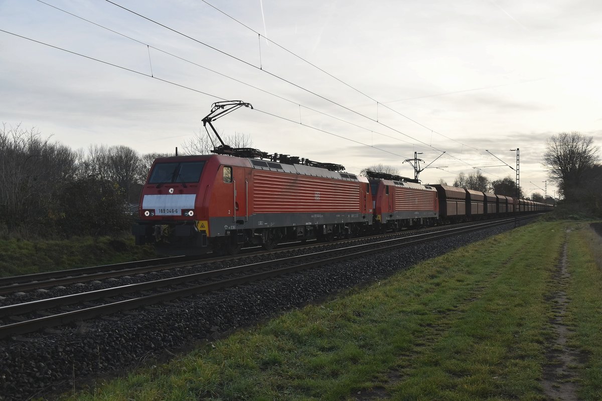 Doppelpack 189 mit einem leeren Erzwagenzug am Haken am 1.12.2018 in Kaarst Broicherseite gen Osterath fahrend.