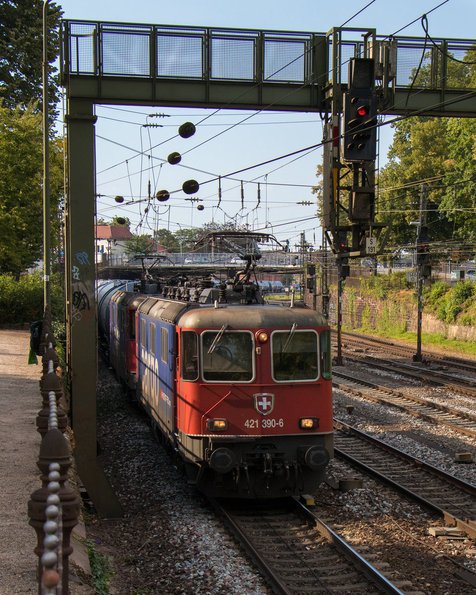 Doppelschweizpower mit Re 421 393-0 und Re 421 390-6. Aufgenommen am 27. Juli 2018 in Offenburg. 