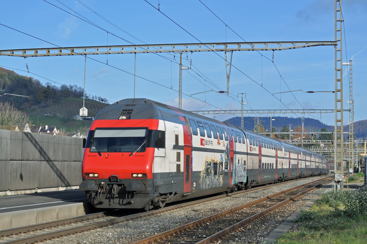 Doppelstock IC 2000 Steuerwagen durchfährt den Bahnhof Gelterkinden. Die Aufnahme stammt vom 14.11.2017.