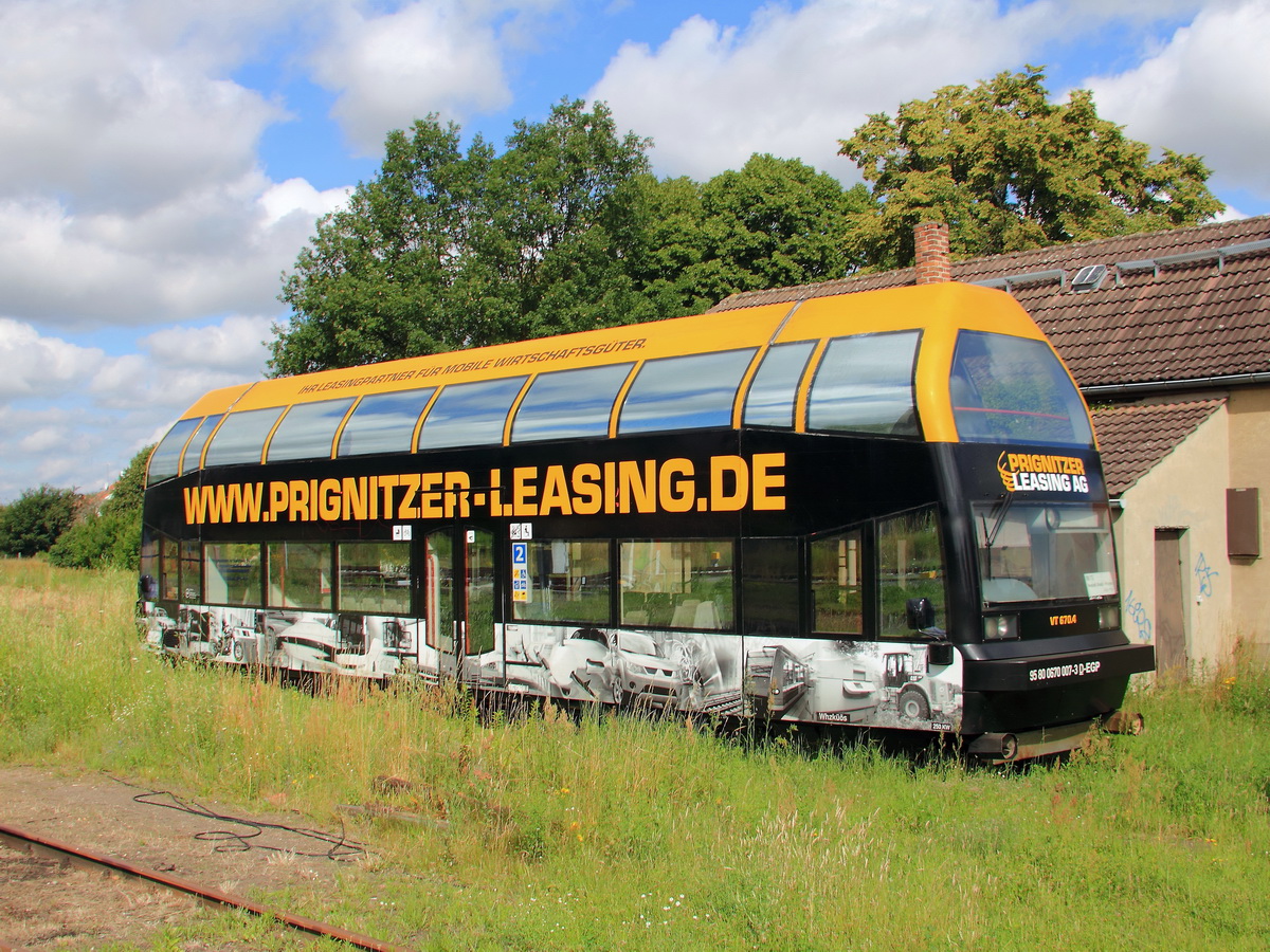 Doppelstock-Schienenbus VT 670-4  (NVR-Nummer  95 80 0670 007-3 D-EGP) steht am 06. Juli 2014 abgestellt im Bahnhof Pritzwalk. 