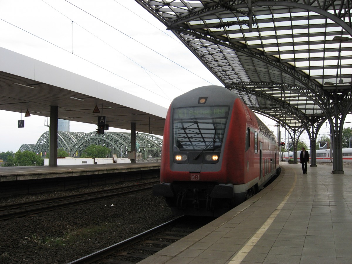 Doppelstock-Steuerweagen unterwegs mit einem RE 1 Richtung Aachen hier aufgenommen bei der Einfahrt in Kln Hbf am 15.9.06