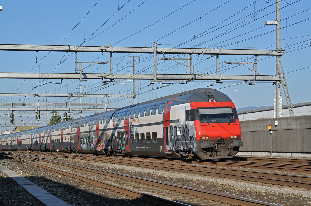 Doppelstocksteuerwagen durchfährt den Bahnhof Rothrist. Die Aufnahme stammt vom 25.08.2016.