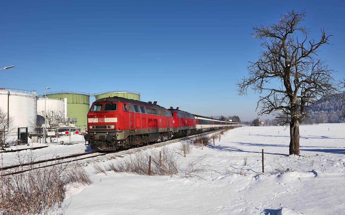 Doppeltraktion der 218 452-1 mit einer Schwesterlokomotive fährt in Aichstetten mit einem IC aus München Hbf kommend nach Zürich HB vorüber.Bild vom 22.1.2017