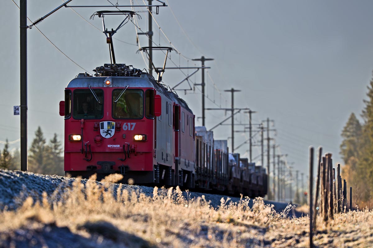 Doppeltraktion der beiden Loks Ge 4/4 II 617 und der Ge 4/4 II 613 fährt in Realta mit einem Albula Güterzug vorüber.Bild vom 17.12.2016
