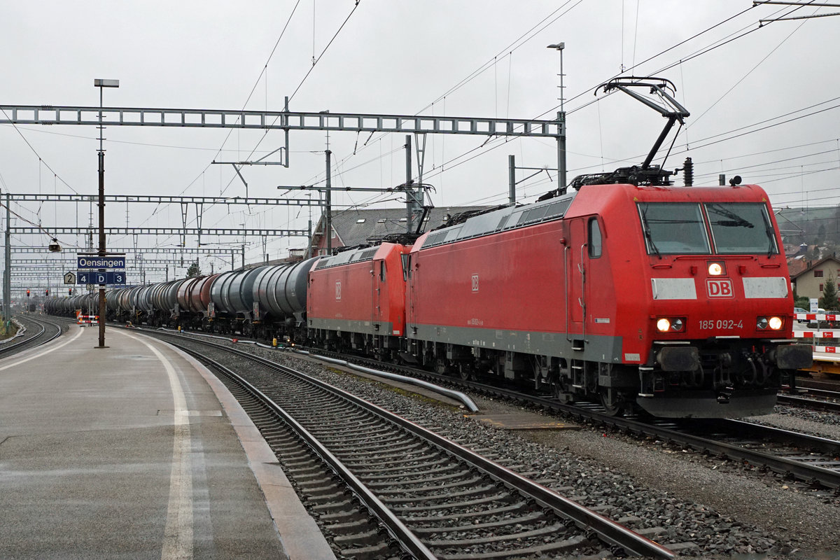 Doppeltraktion DB 185 138-5 + DB 185 092-4 mit zwanzig Kesselwagen in Oensingen am 7. März 2019.
Foto: Walter Ruetsch 