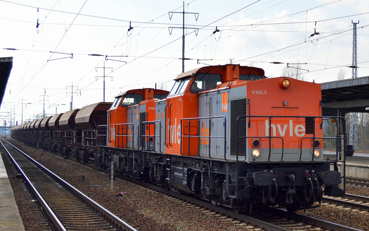 Doppeltraktion hvle V 160.5 (203 143-5) + V 160.6 (203 144-1) mit Schotterzug am 09.03.18 Bf. Flughafen Berlin-Schönefeld.