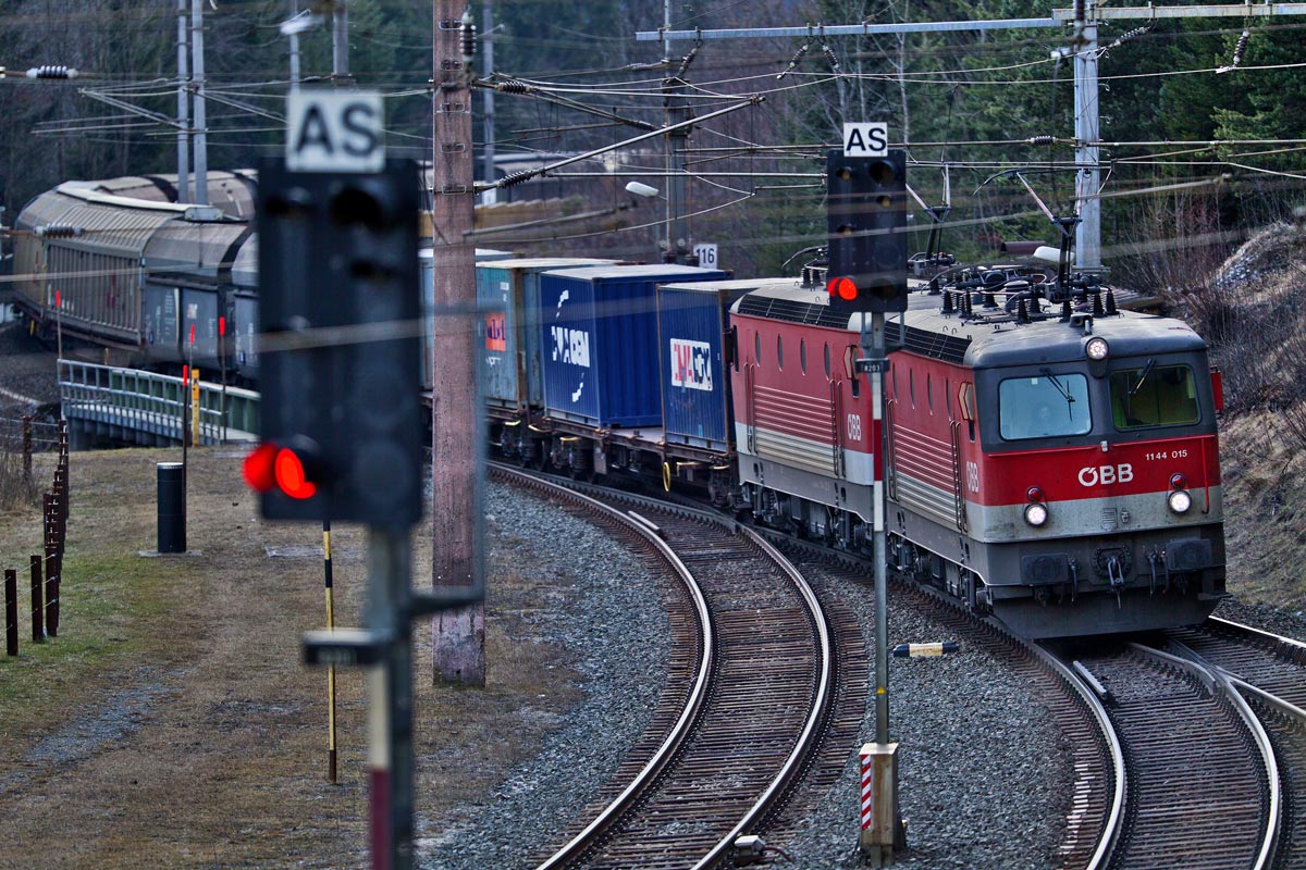 Doppeltraktion der Loks 1144 015 und der 1144 035-3 fährt in Wald a/A mit einem gemischten Güterzug vorüber.Bild vom 21.12.2016