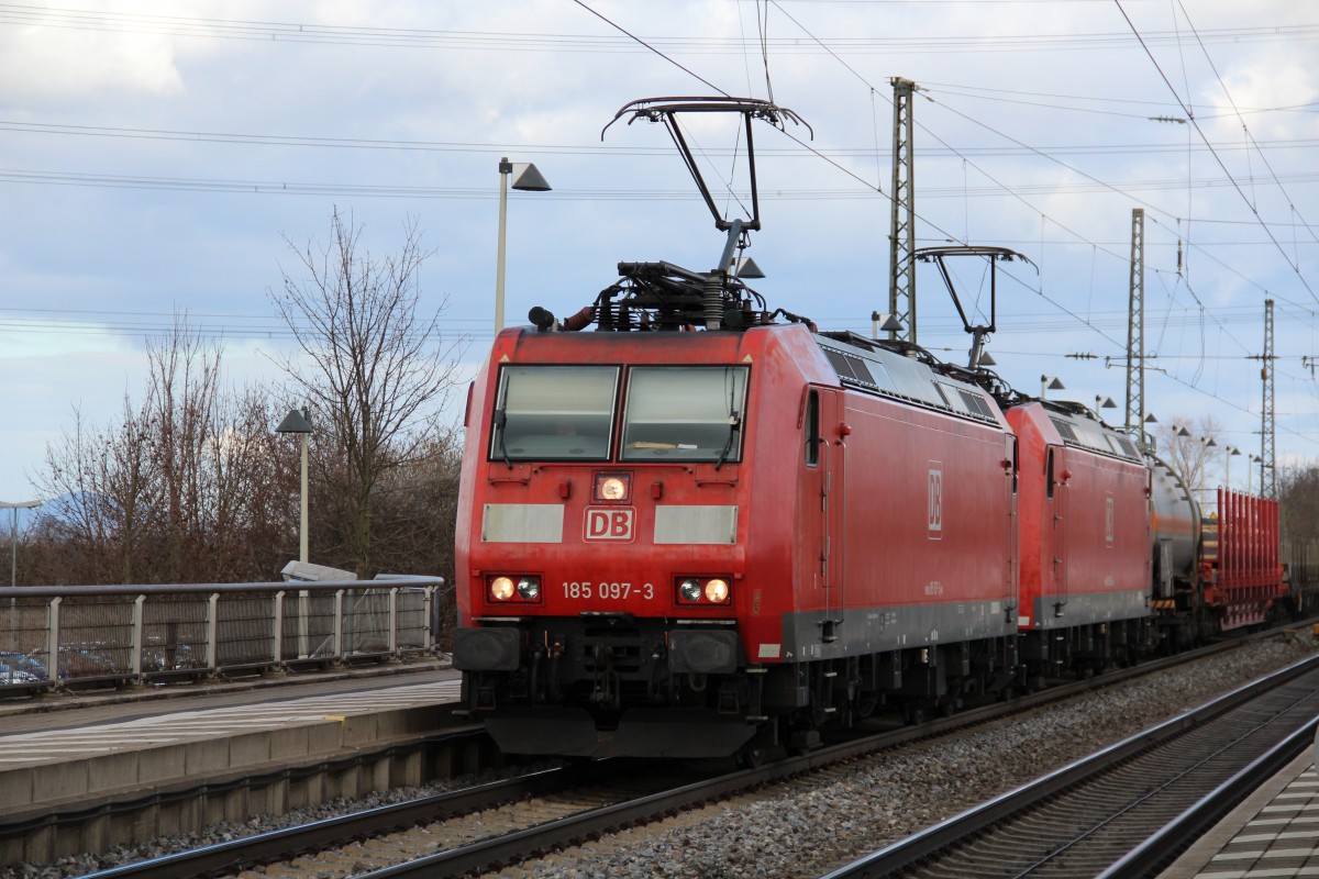 Doppeltraktion mit 185 097-3 führend und einem gemischten Güterzug in Heitersheim. 11.02.2016