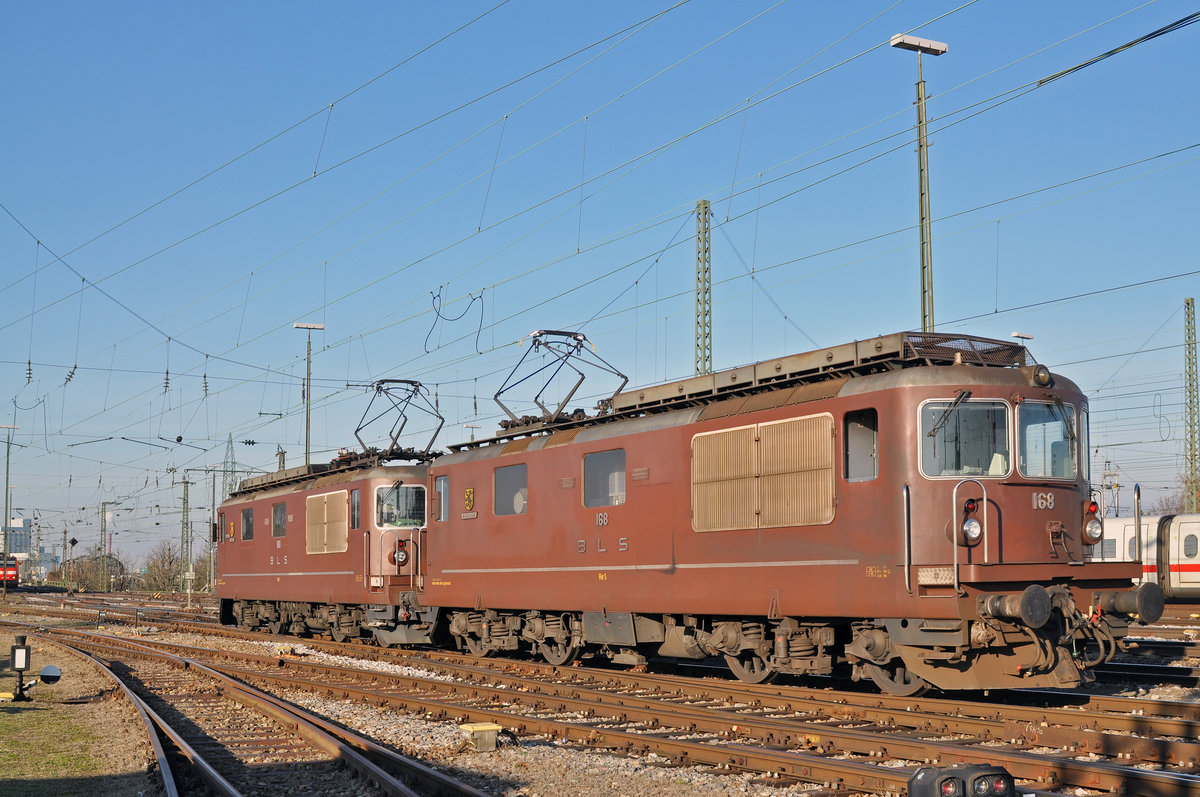 Doppeltraktion, mit den BLS Lok 425 180 und 425 168, verlassen den Badischen Bahnhof. Die Aufnahme stammt vom 30.11.2016.