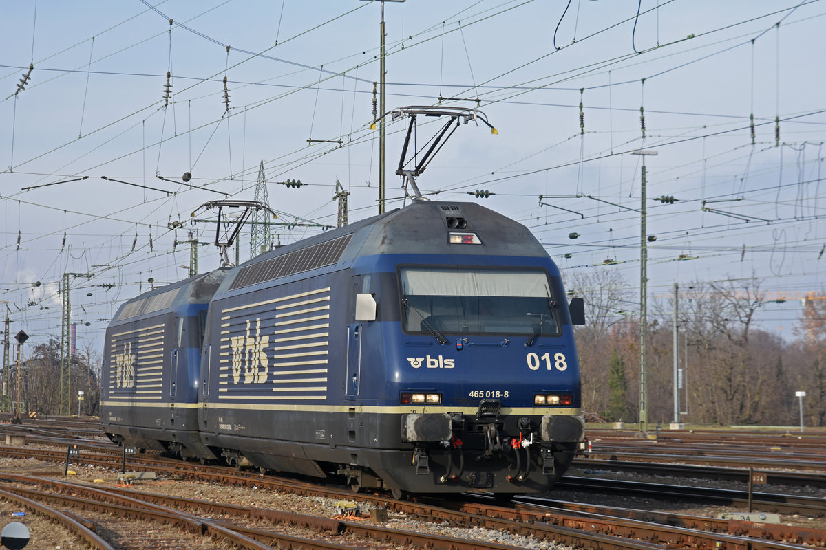 Doppeltraktion, mit den BLS Lok 465 018-8 und 465 015-6, wird in der Abstellanlage beim badischen Bahnhof abgestellt. Die Aufnahme stammt vom 23.01.2019.
