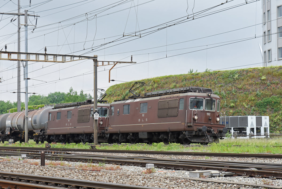 Doppeltraktion, mit den BLS Loks 425 193 und 425 193, durchfahren den Bahnhof Pratteln. Die Aufnahme stammt vom 15.05.2018.