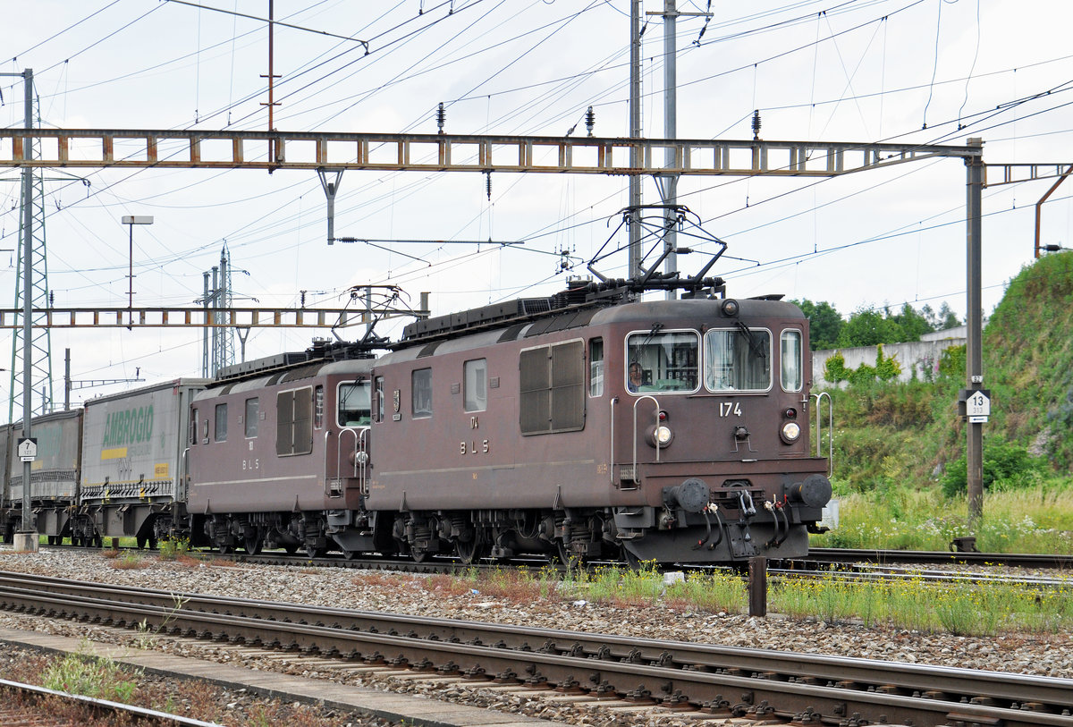 Doppeltraktion, mit den BLS Loks 425 174 und 425 183, durchfahren den Bahnhof Pratteln. Die Aufnahme stammt vom 29.06.2016.