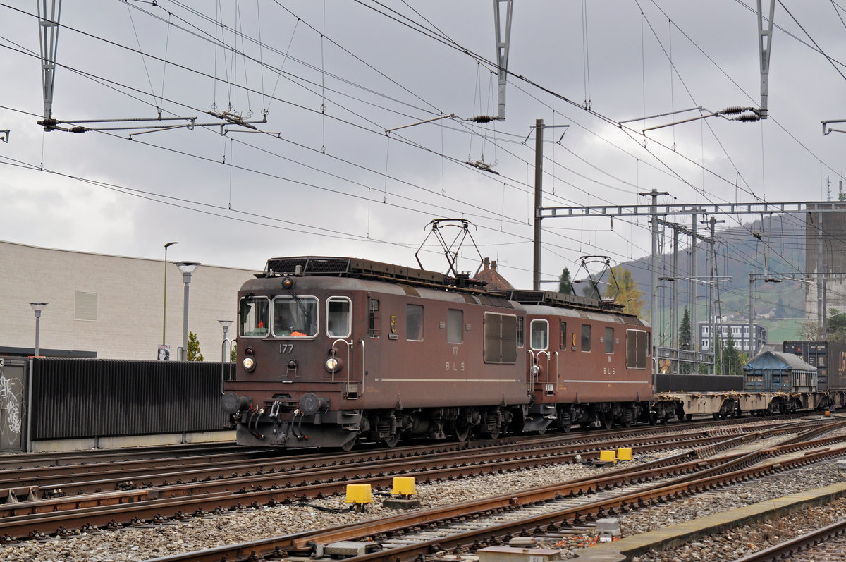 Doppeltraktion, mit den BLS Loks 425 177 und 425 184, durchfahren den Bahnhof Sissach. Die Aufnahme stammt vom 26.10.2016.
