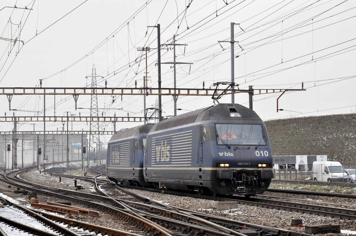 Doppeltraktion, mit den BLS Loks 465 010-7 und 465 012-3, durchfahren den Bahnhof Pratteln. Die Aufnahme stammt vom 01.03.2018.