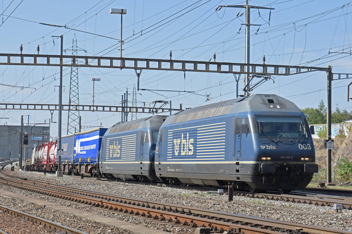 Doppeltraktion, mit den BLS Loks 465 003-2 und 465 014-9, durchfährt den Bahnhof Pratteln. Die Aufnahme stammt vom 18.09.2018.