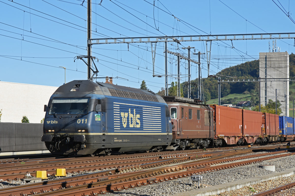 Doppeltraktion, mit den BLS Loks 465 011-5 und 425 179 durchfährt den Bahnhof Sissach. Die Aufnahme stammt vom 04.10.2018.