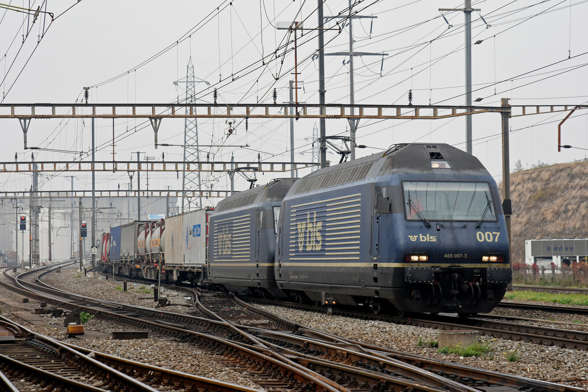 Doppeltraktion, mit den BLS Loks 465 007-3 und 465 012-3, durchfährt den Bahnhof Pratteln. Die Aufnahme stammt vom 20.10.2018.