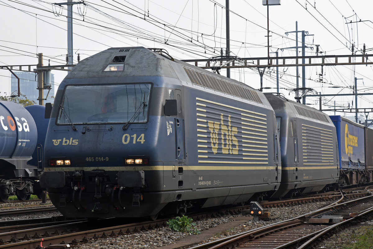 Doppeltraktion, mit den BLS Loks 465 014-9 und 465 015-6, durchfährt den Bahnhof Pratteln. Die Aufnahme stammt vom 20.10.2018.