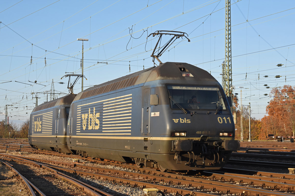 Doppeltraktion, mit den BLS Loks 465 011-5 und 465 012-3 werden in der Abstellanlage beim badischen Bahnhof abgestellt. Die Aufnahme stammt vom 14.11.2018.