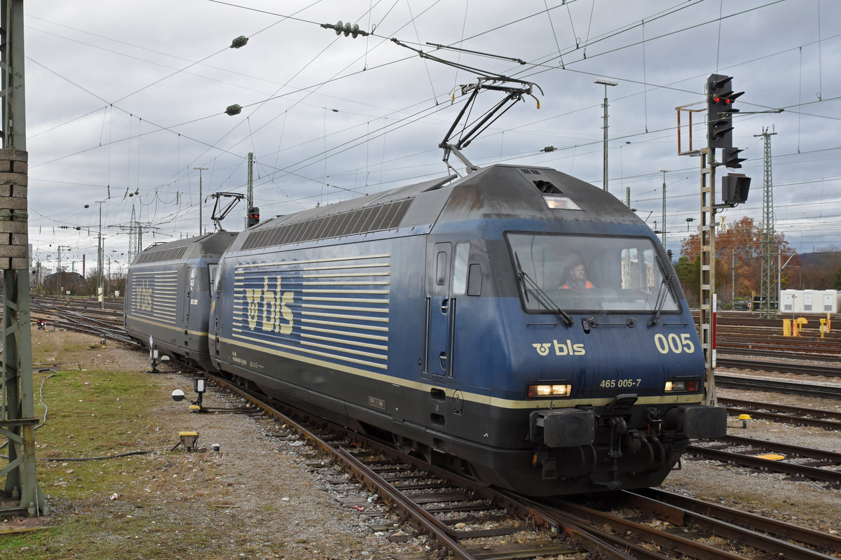 Doppeltraktion, mit den BLS Loks 465 005-7 und 465 011-5 werden in der Abstellanlage beim badischen Bahnhof abgestellt. Die Aufnahme stammt vom 03.12.2018.