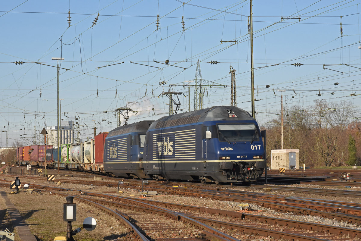 Doppeltraktion, mit den BLS Loks 465 017-2 und 465 010-7, durchfährt den badischen Bahnhof. Die Aufnahme stammt vom 12.12.2018.