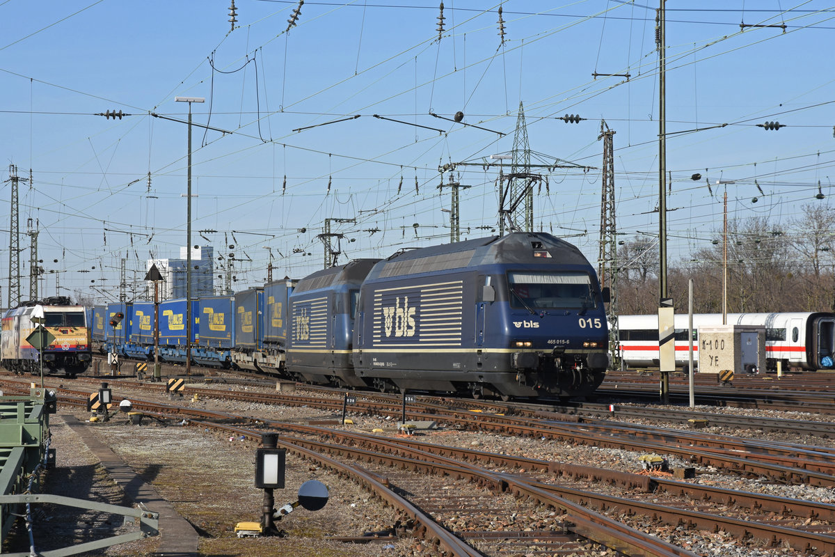 Doppeltraktion, mit den BLS Loks 465 015-6 und 465 007-3, durchfährt den badischen Bahnhof. Die Aufnahme stammt vom 26.02.2019.