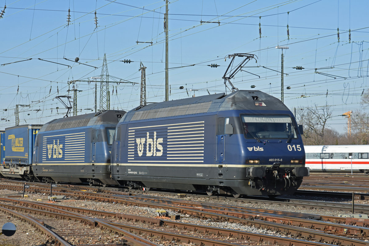 Doppeltraktion, mit den BLS Loks 465 015-6 und 465 007-3, durchfährt den badischen Bahnhof. Die Aufnahme stamm vom 26.02.2019.