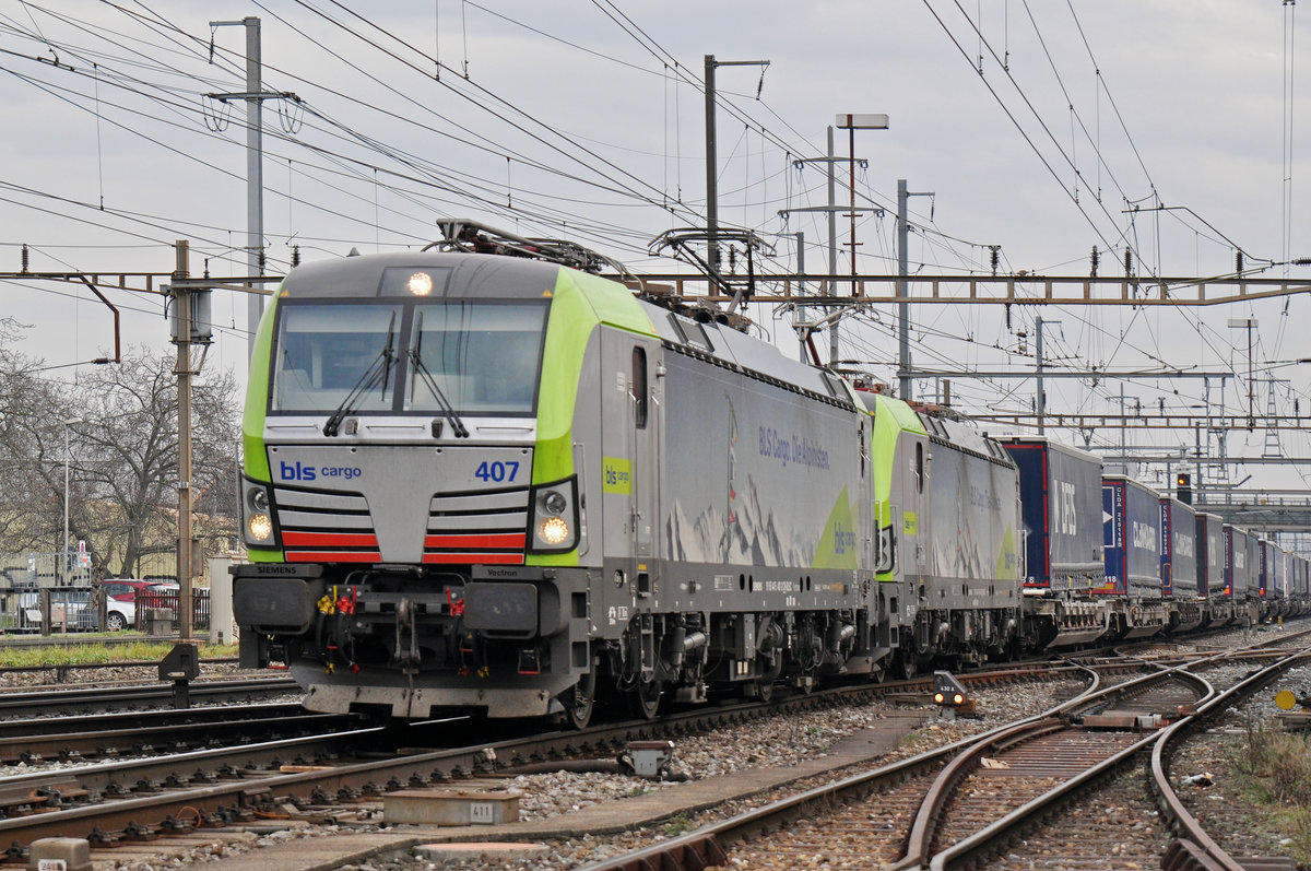Doppeltraktion, mit den BLS Loks 475 407-3 und 475 415-6 durchfahren den Bahnhof Pratteln. Die Aufnahme stammt vom 09.01.2018.
