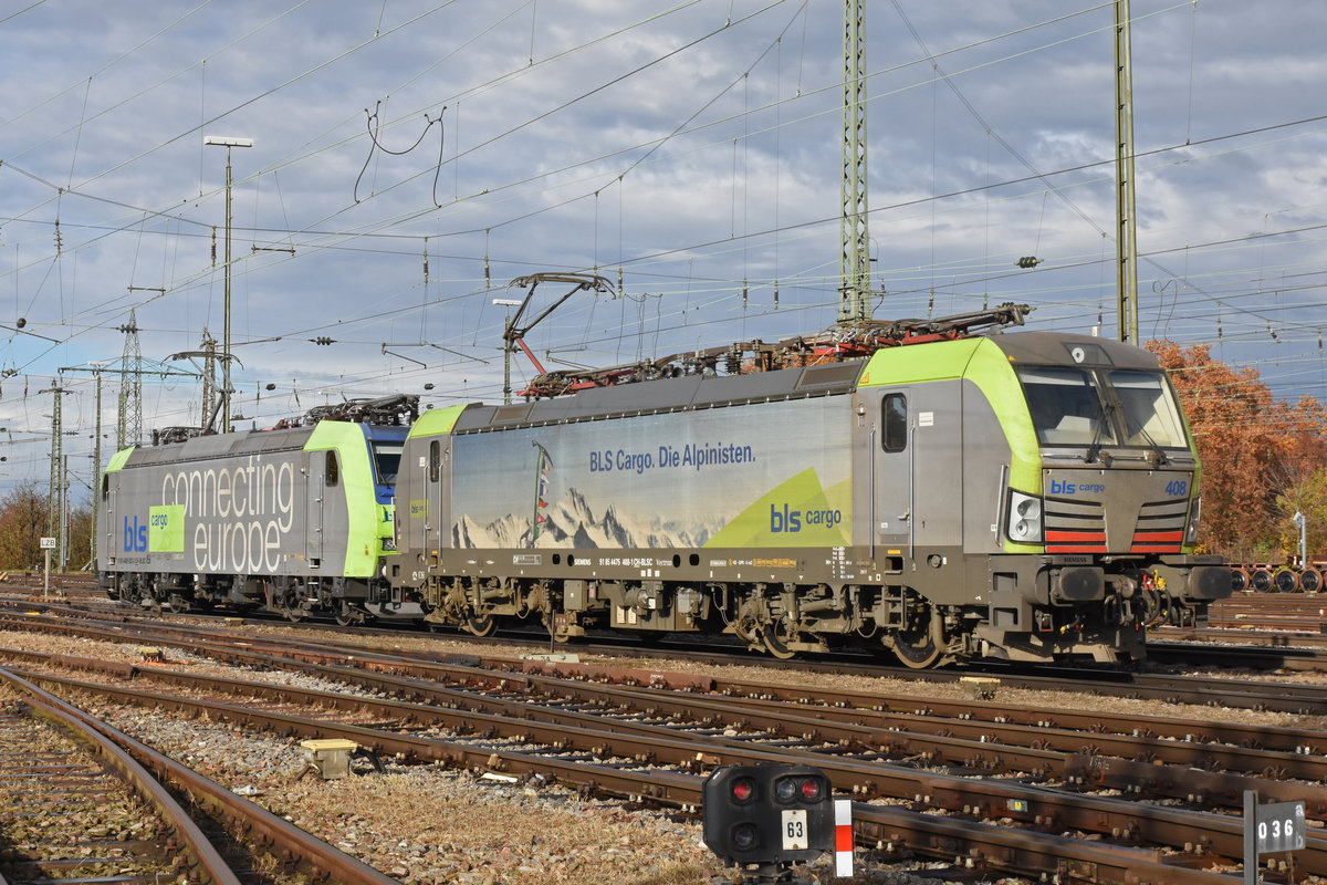 Doppeltraktion, mit den BLS Loks 475 408-1 und 485 020-2 verlässt die Abstellanlage beim badischen Bahnhof. Die Aufnahme stammt vom 11.11.2018.