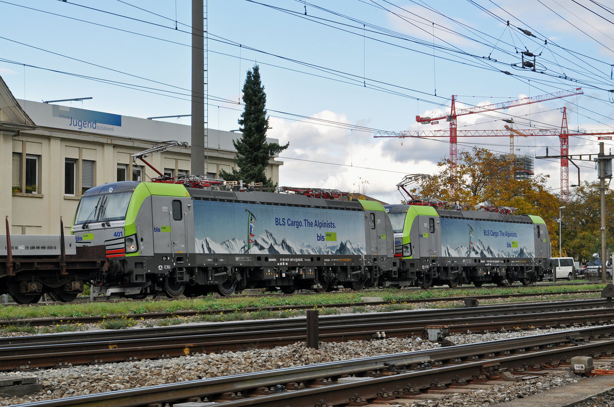 Doppeltraktion, mit den BLS Loks 475 401-6 und 475 405-7, durchfahren den Bahnhof Pratteln. Die Aufnahme stammt vom 20.10.2016.