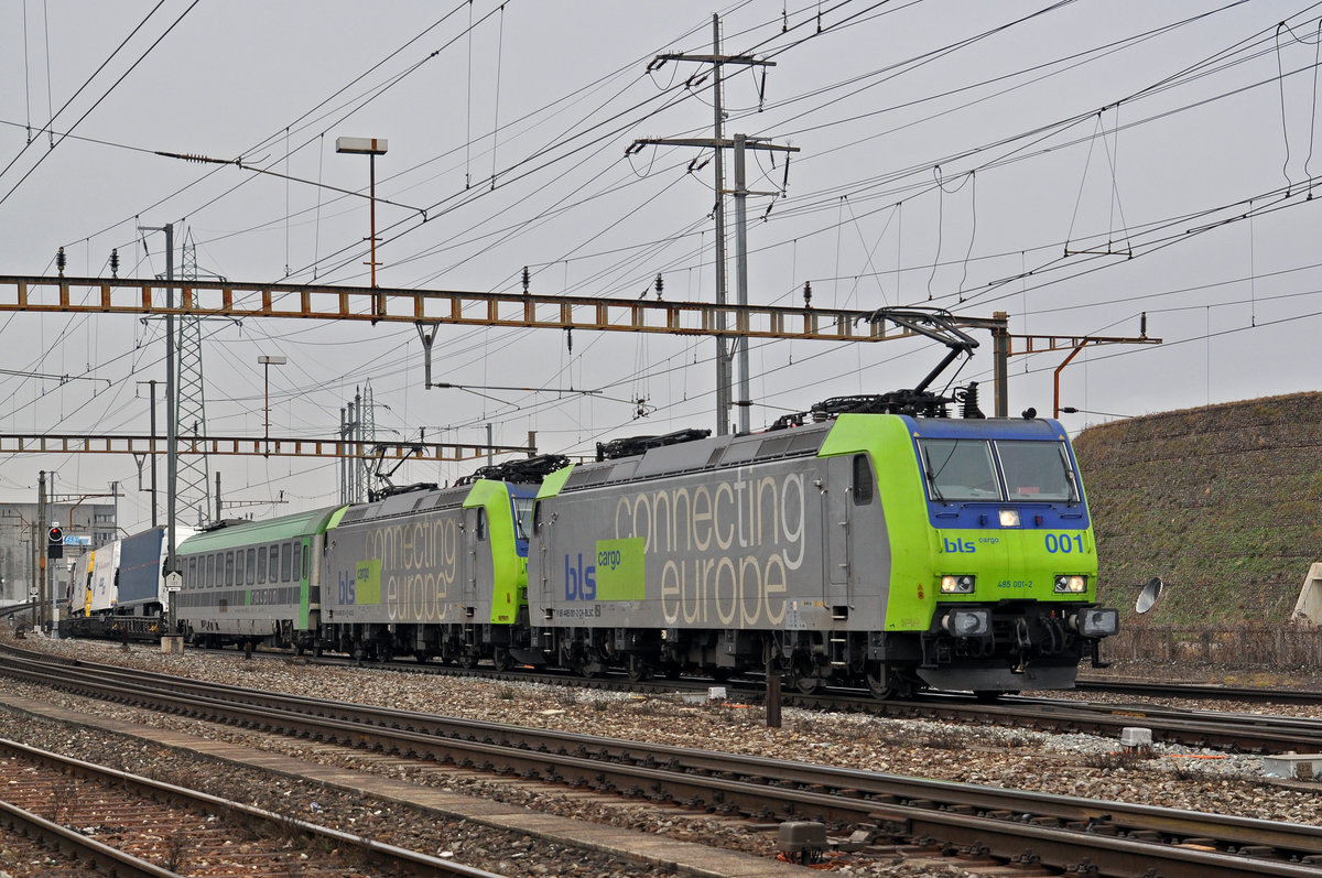 Doppeltraktion, mit den BLS Loks 485 001-2 und 485 007-9, durchfahren den Bahnhof Pratteln. Die Aufnahme stammt vom 07.02.2017.