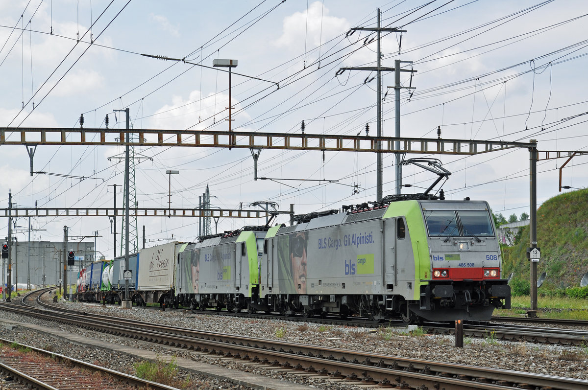 Doppeltraktion, mit den BLS Loks 486 508-5 und 486 504-4, durchfahren den Bahnhof Pratteln. Die Aufnahme stammt vom 01.06.2017.