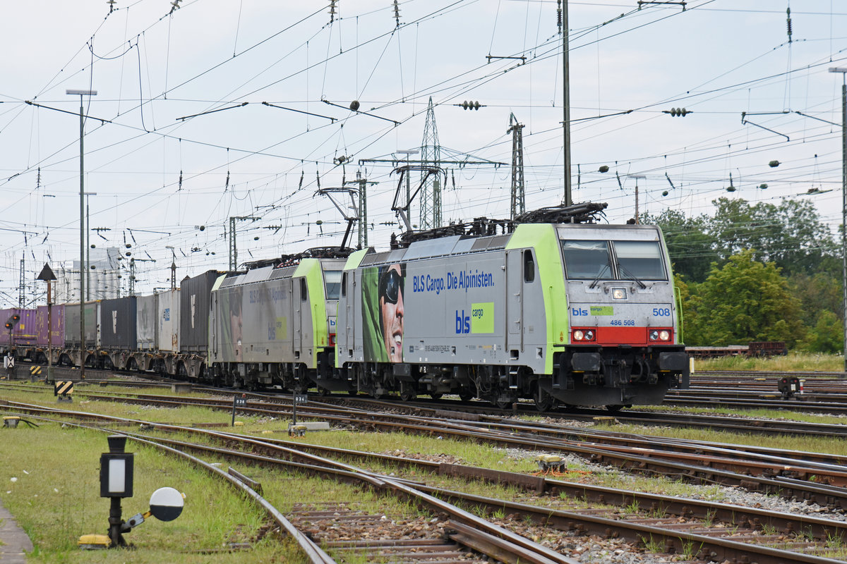 Doppeltraktion, mit den BLS Loks 486 508-5 und 486 509-3, durchfahren den Badischen Bahnhof. Die Aufnahme stammt vom 17.07.2018.