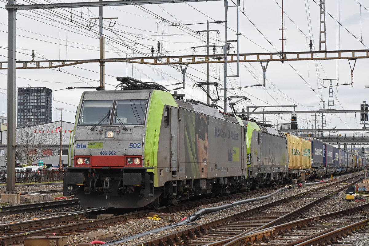 Doppeltraktion, mit den BLS Loks 486 502-8 und 475 413-1, durchfährt den Bahnhof Pratteln. Die Aufnahme stammt vom 06.03.2019.