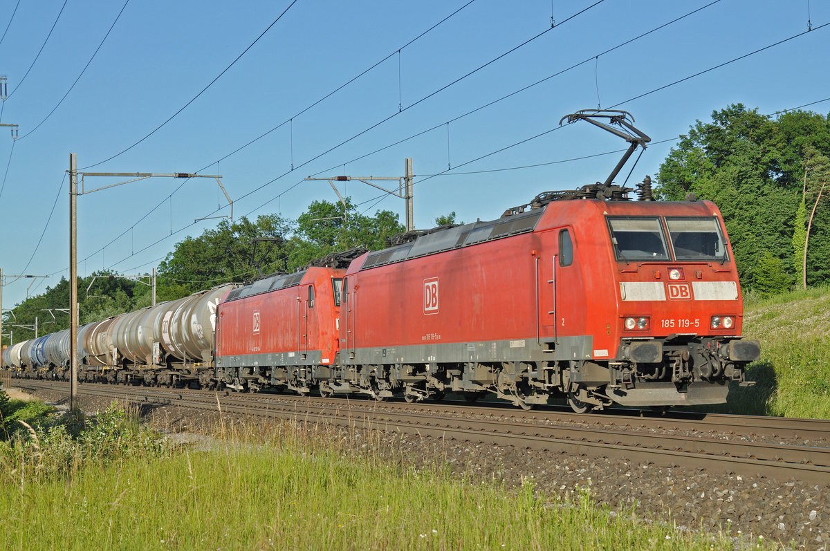 Doppeltraktion, mit den DB Loks 185 109-5 und 185 122-9, fahren Richtung Bahnhof Kaiseraugst. Die Aufnahme stammt vom 08.06.2017.
