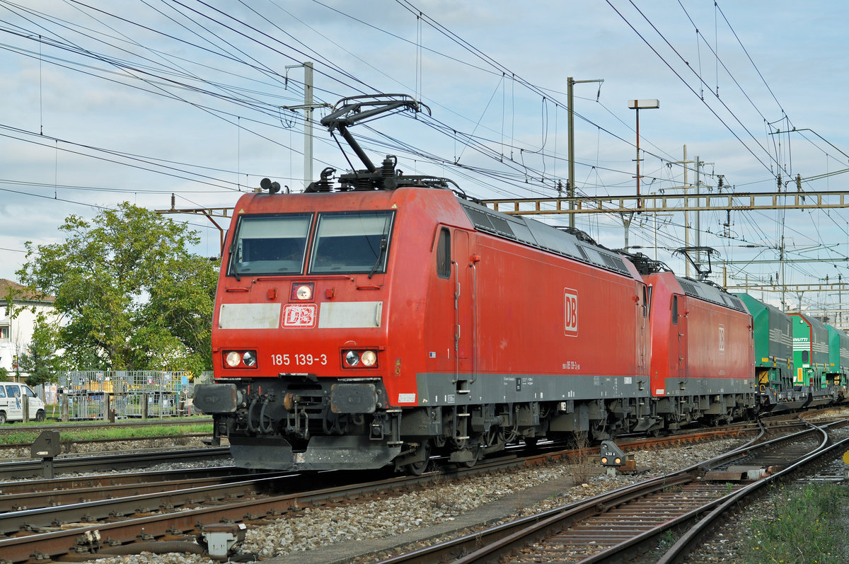 Doppeltraktion, mit den DB Loks, 185 139-3 und 185 125-2, durchfahren den Bahnhof Pratteln. Die Aufnahme stammt vom 10.10.2017.