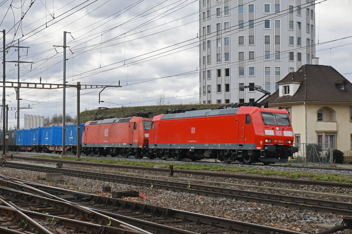 Doppeltraktion, mit den DB Loks 185 109-6 und 185 095-7, durchfährt den Bahnhof Pratteln. Die Aufnahme stammt vom 05.03.2019.