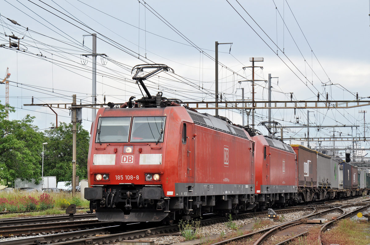 Doppeltraktion, mit den DB Loks 185 108-8 und 185 131-0, durchfahren den Bahnhof Pratteln. Das abzweigende Gleis führt auf eine Strasse und in ein Industriegebiet, von wo aus auch diese Aufnahme am 07.06.2016 entstand.