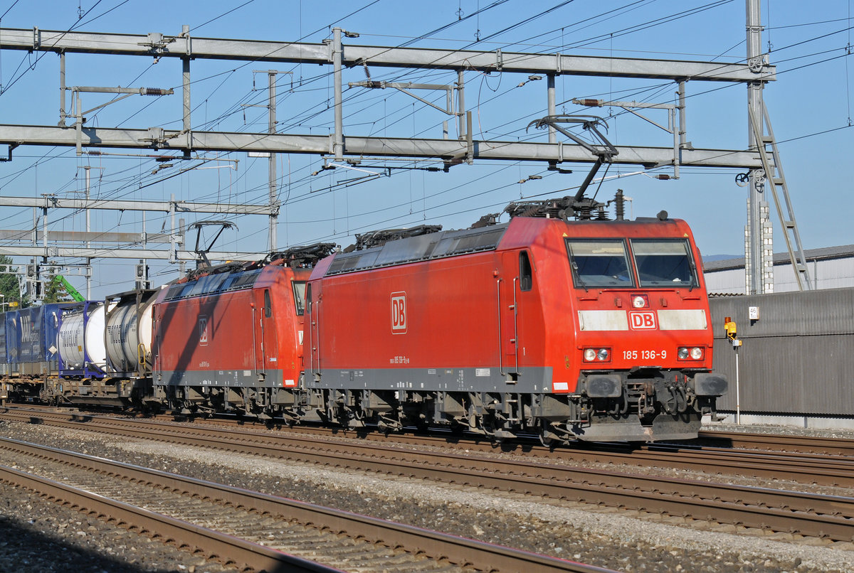 Doppeltraktion, mit den DB Loks 185 136-9 und 185 101-3, durchfahren den Bahnhof Rothrist. Die Aufnahme stammt vom 25.08.2016.
