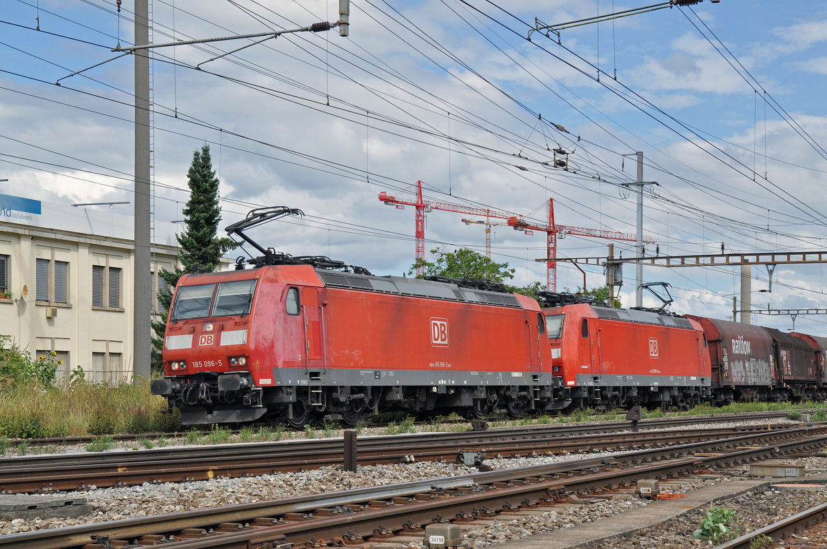 Doppeltraktion, mit den DB Loks 185 096-5 und 185 087-4, durchfahren den Bahnhof Pratteln. Die Aufnahme stammt vom 21.08.2016.