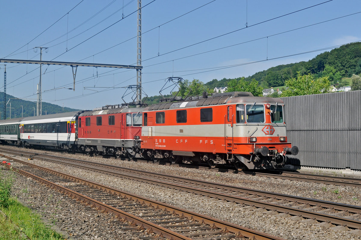 Doppeltraktion, mit den Loks 11108 und 11144 durchfahren den Bahnhof Gelterkinden. Die Aufnahme stammt vom 15.08.2017.