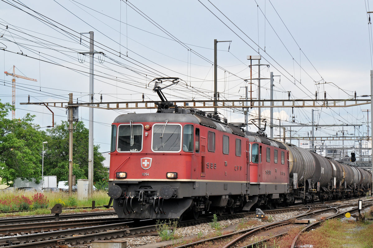 Doppeltraktion, mit den Loks 11264 und 11183, durchfahren den Bahnhof Pratteln. Das abzweigende Gleis führt auf eine Strasse und in ein Industriegebiet, von wo aus auch diese Aufnahme am 07.06.2016 entstand.