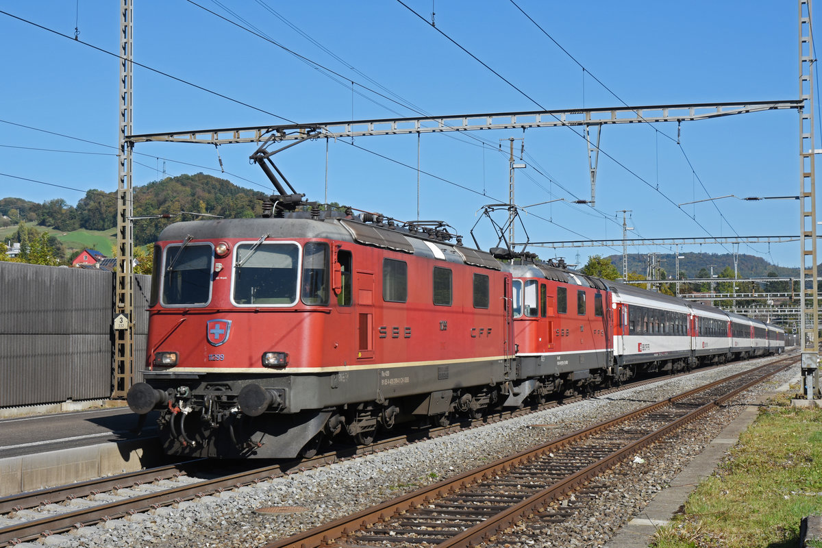 Doppeltraktion, mit den Loks 11299 und 11128, durchfährt den Bahnhof Gelterkinden. Die Aufnahme stammt vom 04.10.2018.