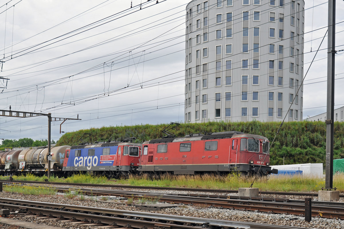 Doppeltraktion, mit den Loks 11350/430 350-9 und 421 395-5, durchfahren den Bahnhof Pratteln. Die Aufnahme stammt vom 16.06.2016.