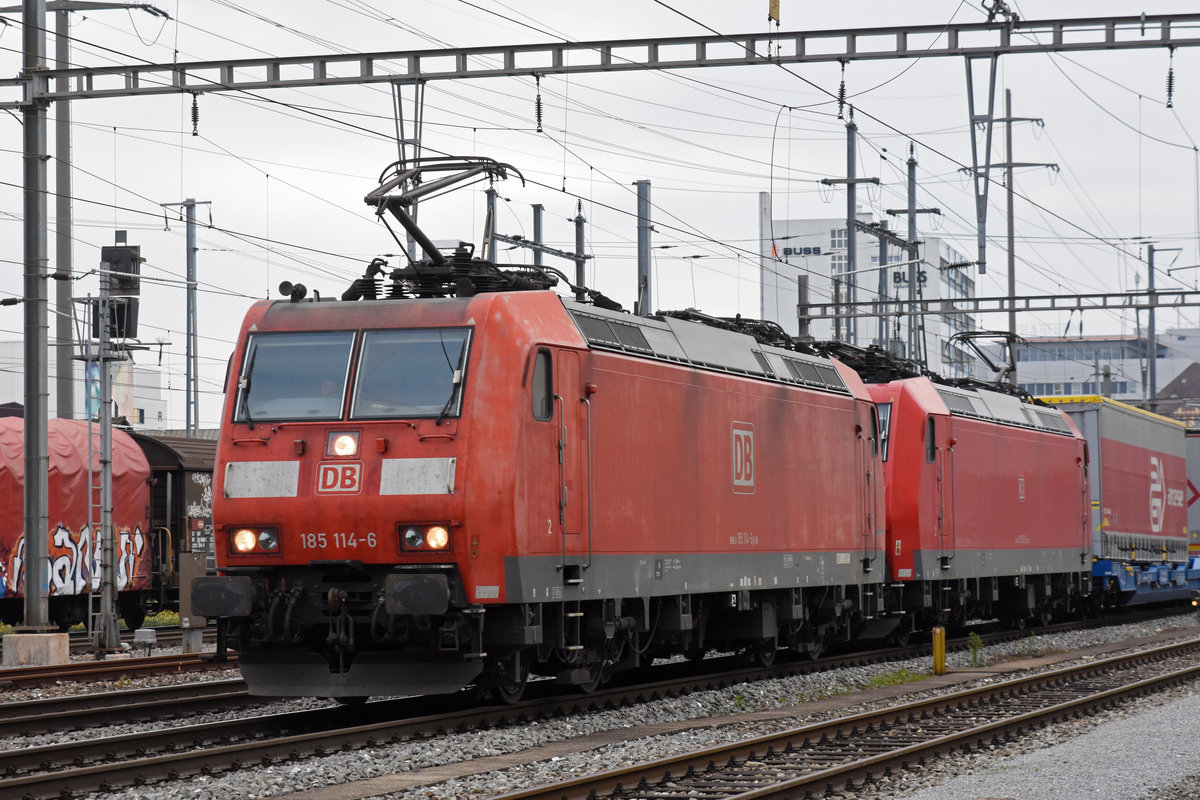Doppeltraktion, mit den Loks 185 114-6 und 185 083-2, durchfährt den Bahnhof Pratteln. Die Aufnahme stammt vom 26.10.2018.